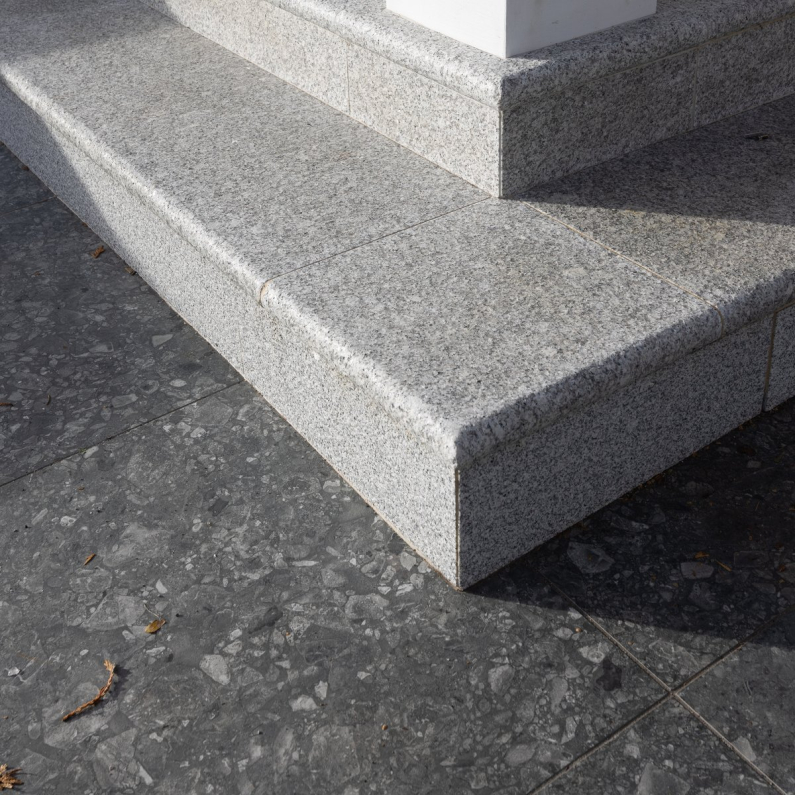 Silver Granite Corner, Bullnose Edge, Flamed, 33x33x4cm