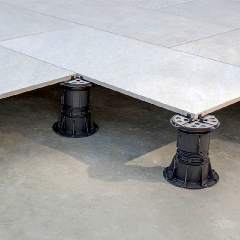 The screw ring positioned above the baseplate is ergonomically designed so that you can quickly and easily adjust the height of individual pedestals at any time. This gives you complete and continuous control over the level of your new tiled area for as long as it’s there.