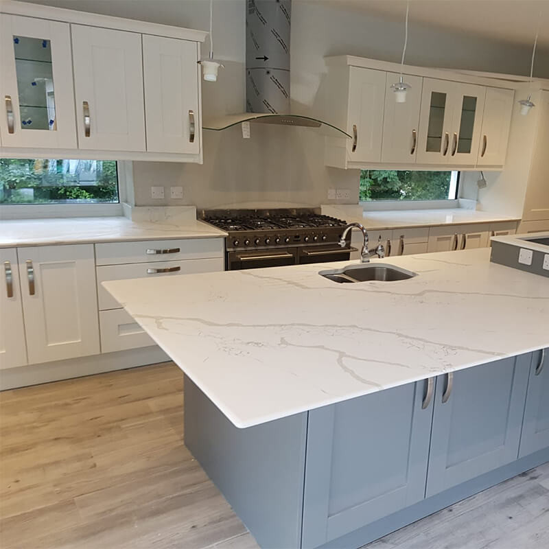 Beautiful and functional: SPC vinyl flooring with a stone pattern complements a traditional kitchen.