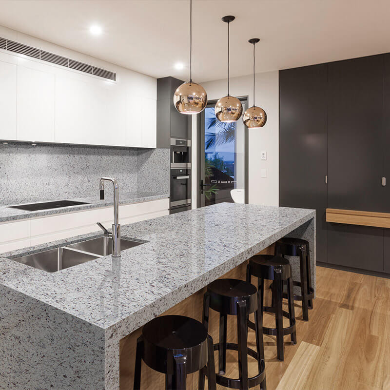 Choosing the right floor: Light and airy porcelain tiles create a bright and spacious kitchen.
