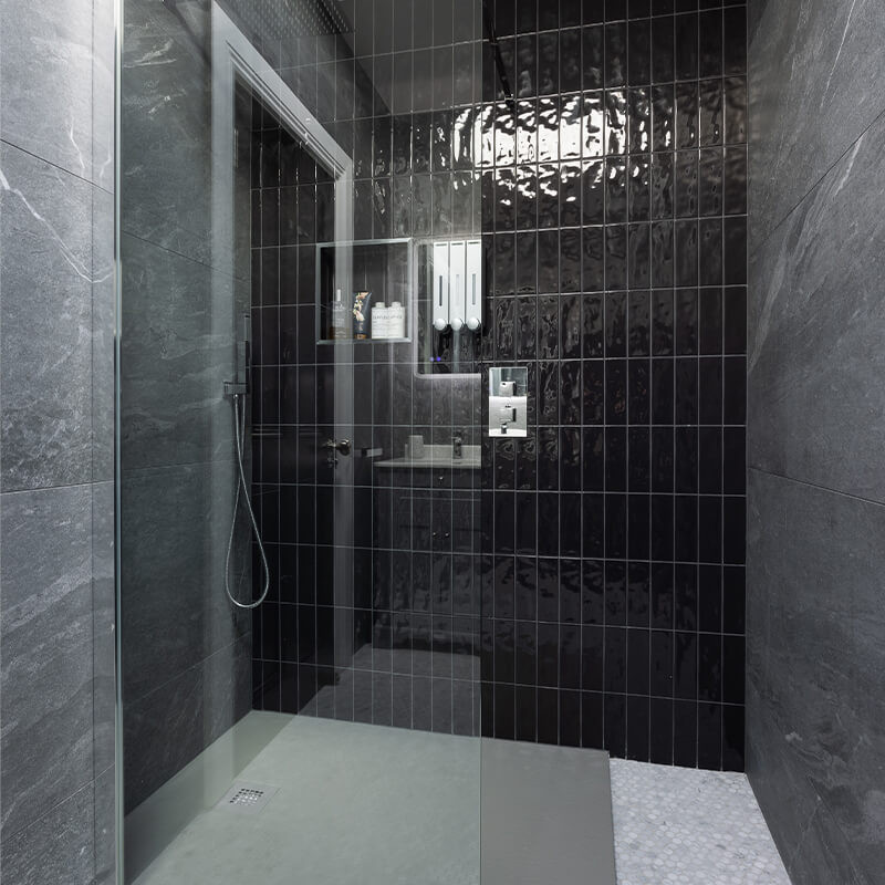 Small bathroom tile ideas: subway tiles in neutral tones for a spacious feel