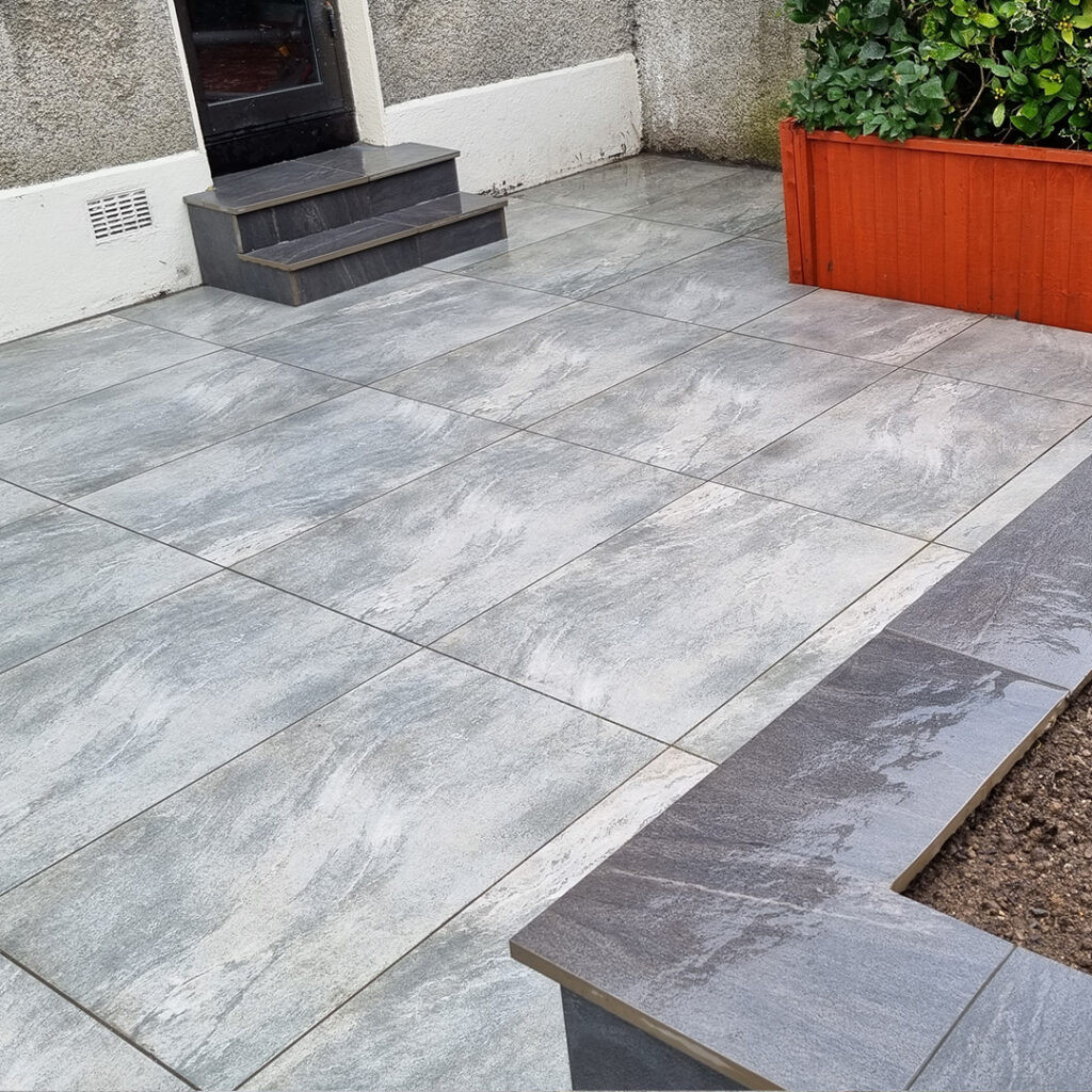 Lay the outdoor tiles for steps