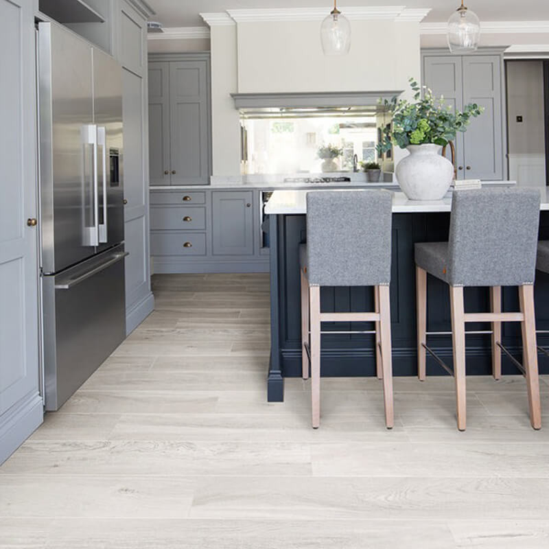 Wood-effect porcelain tiles with a light oak finish create a warm and inviting kitchen atmosphere.
