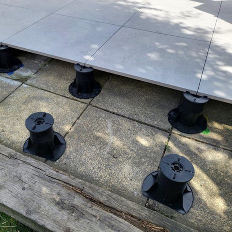Our porcelain tile pedestals comprise a large flat base plate, the central screw pillar and screw ring – which together give the whole tile pedestal system its height – and the tile pedestal cap itself.