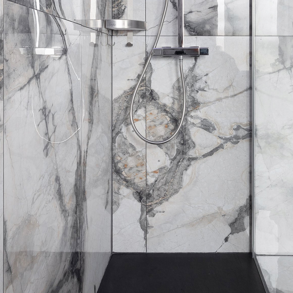 You can see that the rich marble-effect veins of our white porcelain tiles readily complement the rest of the renovated bathroom’s décor.