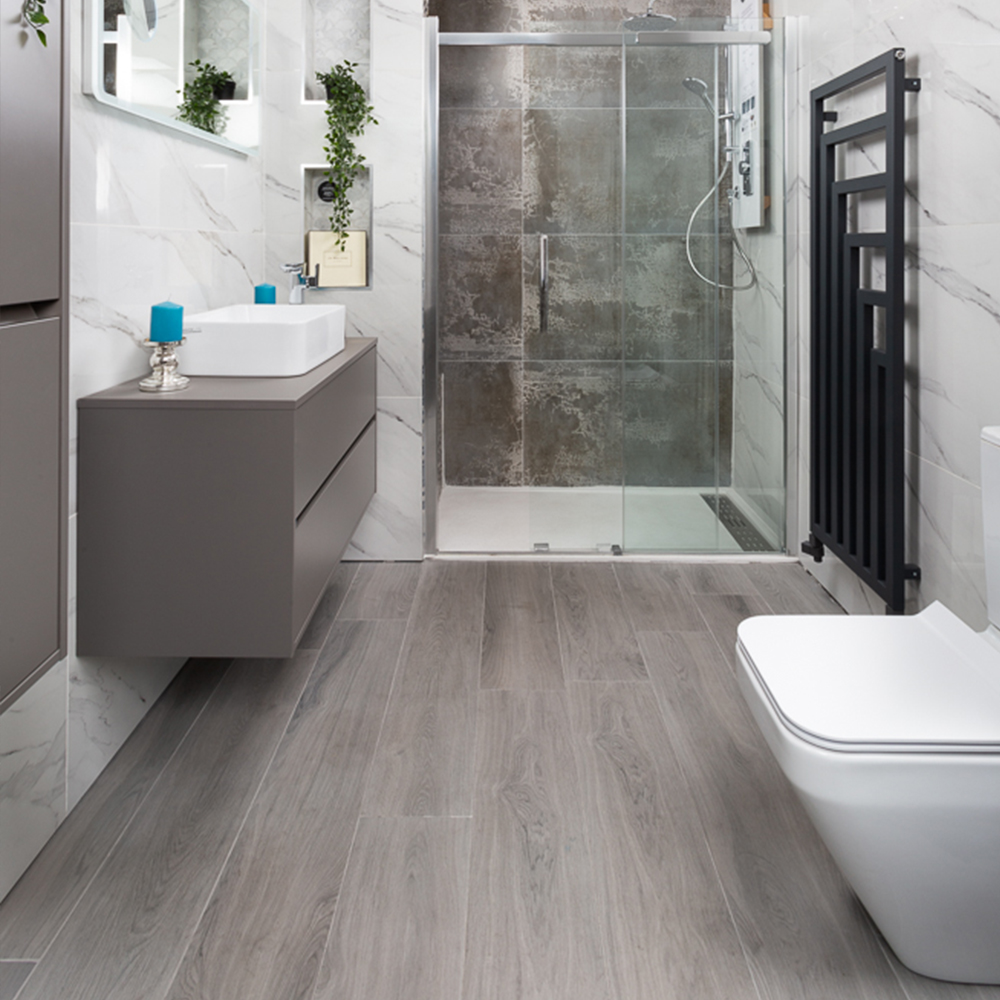 Thanks to their natural waterproofness and anti-slip qualities, porcelain wood effect bathroom tiles bring the luxury of real wood to your bathroom